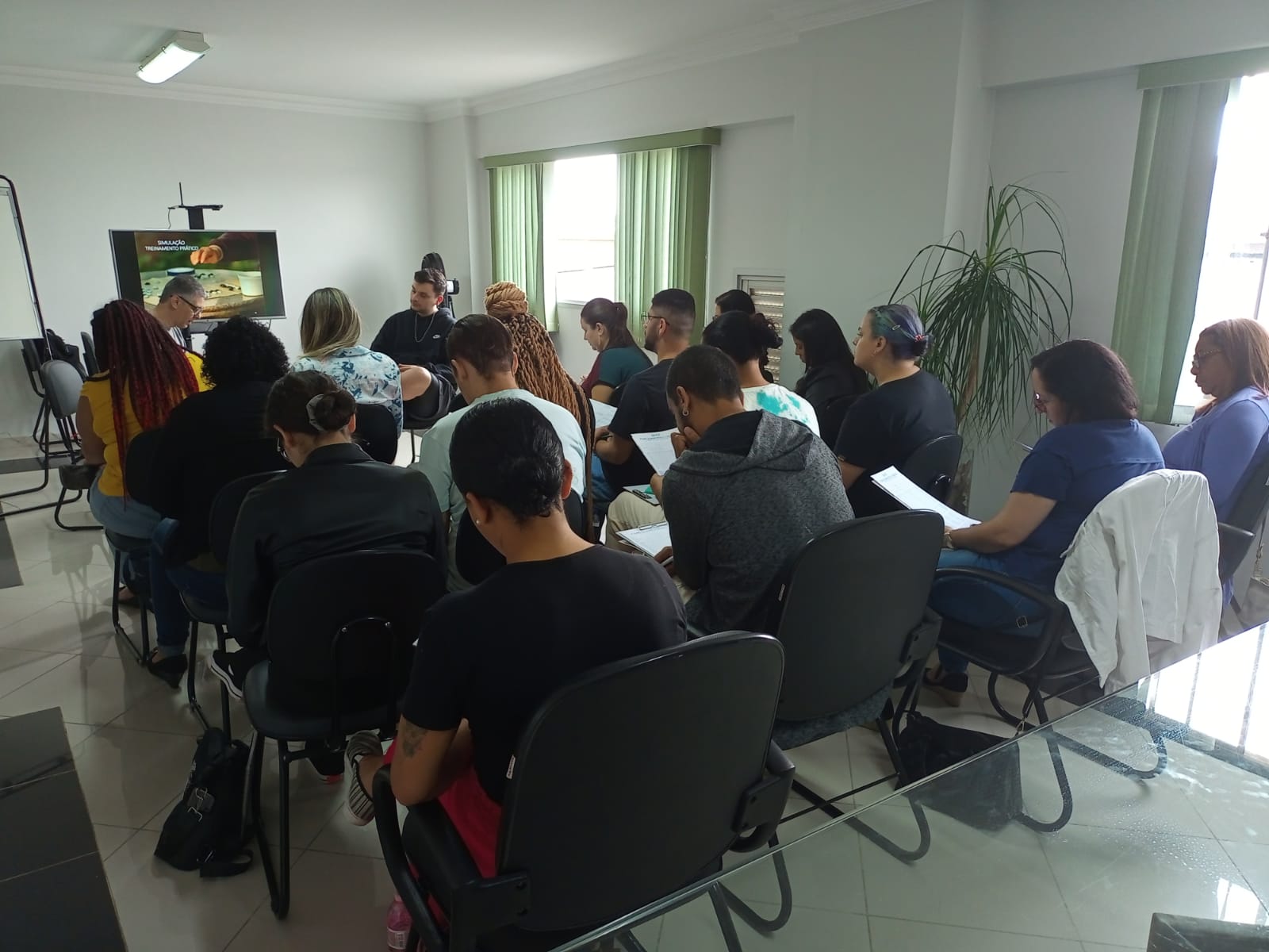 Participantes acompanhando aula presencial