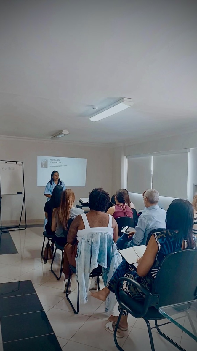 Turma de profissionais durante encontro presencial do Instituto Hupomnemata