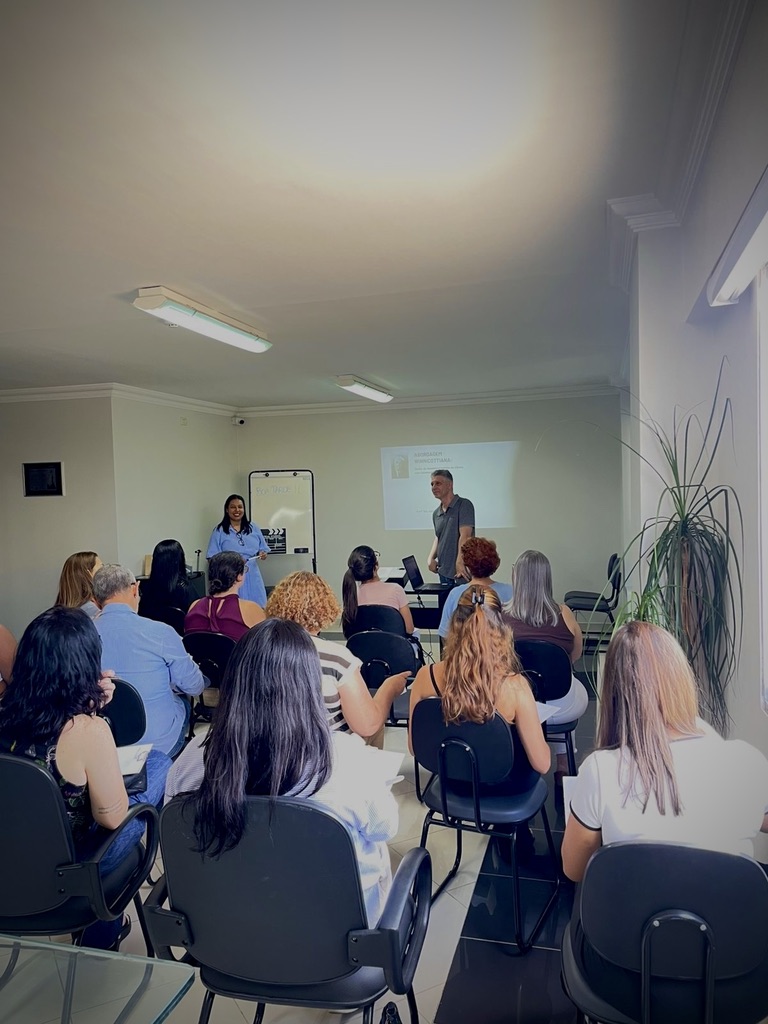 Sala com participantes em workshop presencial